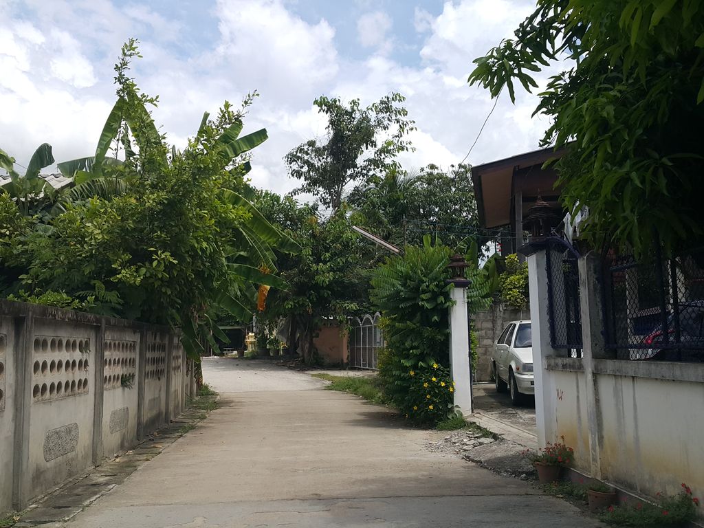 ภาพถนนตรงที่ พิซซ่าสองพี่น้อง ตั้งอยู่ ถ่ายโดย jrcarlsen พ.ศ. 2558 (2015) · A street-level view of where พิซซ่าสองพี่น้อง · Pizza Songphinong stands, by jrcarlsen in 2558 (2015)