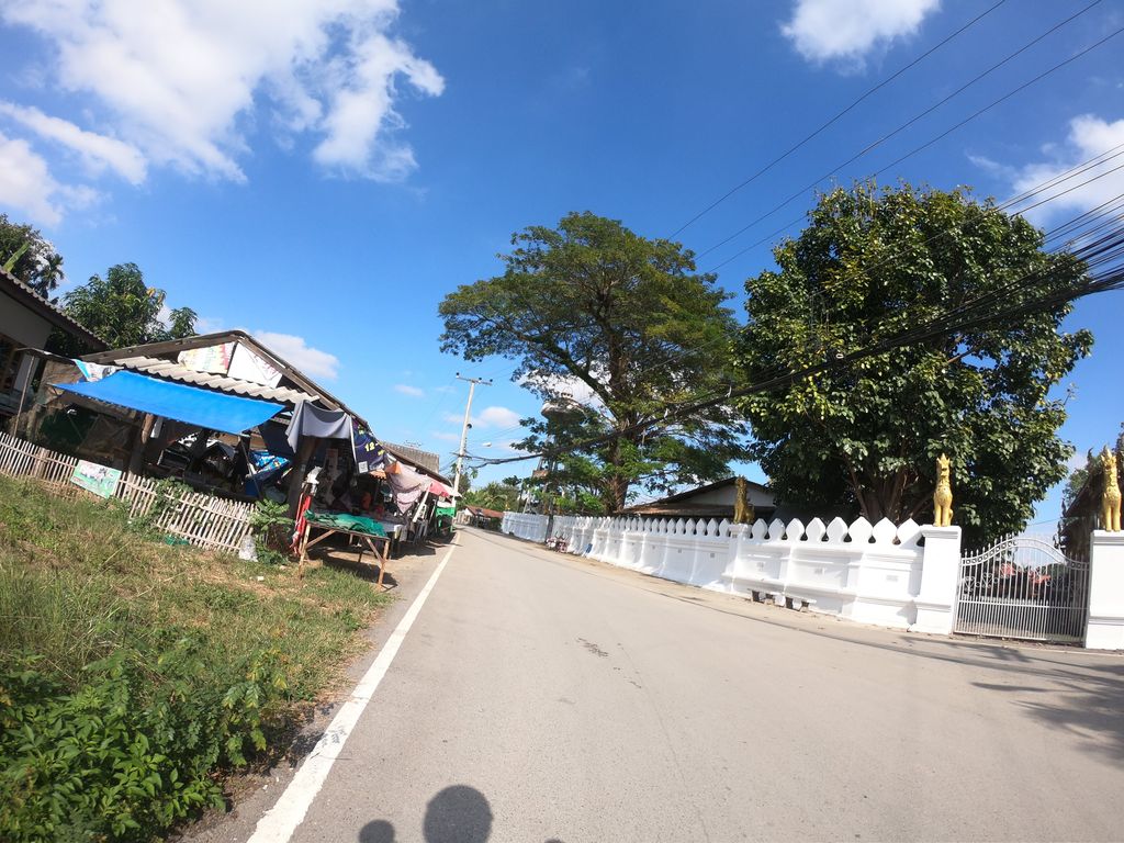 ภาพถนนตรงที่ ร้านธนกร สแตนเลส ตั้งอยู่ ถ่ายโดย chanuwath_grab พ.ศ. 2562 (2019) · A street-level view of where ร้านธนกร สแตนเลส · Ran Thanakon Sataenlet stands, by chanuwath_grab in 2562 (2019)