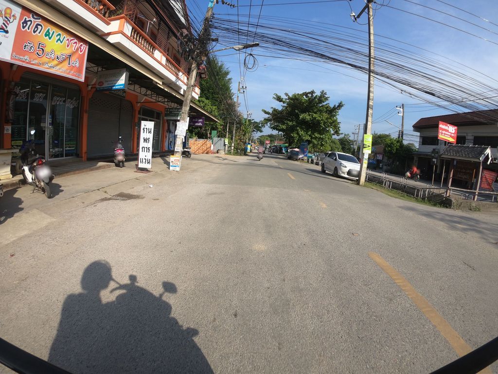 ภาพถนนตรงที่ Nui Barber Shop ตั้งอยู่ ถ่ายโดย chanuwath_grab พ.ศ. 2562 (2019) · A street-level view of where Nui Barber Shop stands, by chanuwath_grab in 2562 (2019)