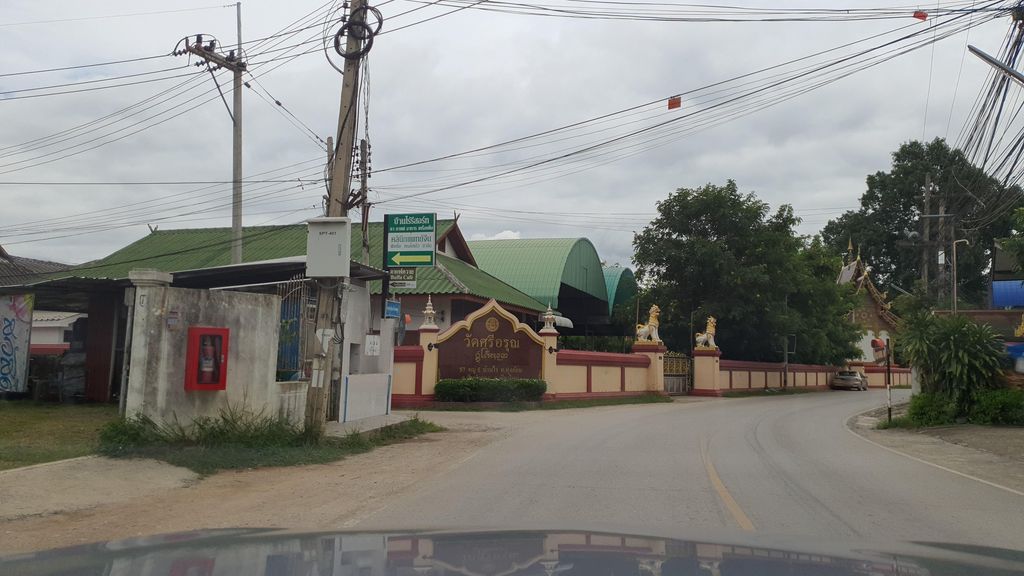 ภาพถนนตรงที่ ร้านพีโฟน สันป่าตอง ตั้งอยู่ ถ่ายโดย jrcarlsen พ.ศ. 2564 (2021) · A street-level view of where ร้านพีโฟน สันป่าตอง · Ran Phi Fon San Pa Tong stands, by jrcarlsen in 2564 (2021)