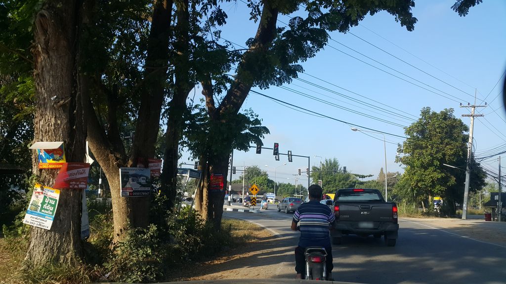 ภาพถนนตรงที่ ห้าแยกสปอร์ต - 5Sport Designed ตั้งอยู่ ถ่ายโดย jrcarlsen พ.ศ. 2561 (2018) · A street-level view of where ห้าแยกสปอร์ต - 5Sport Designed stands, by jrcarlsen in 2561 (2018)