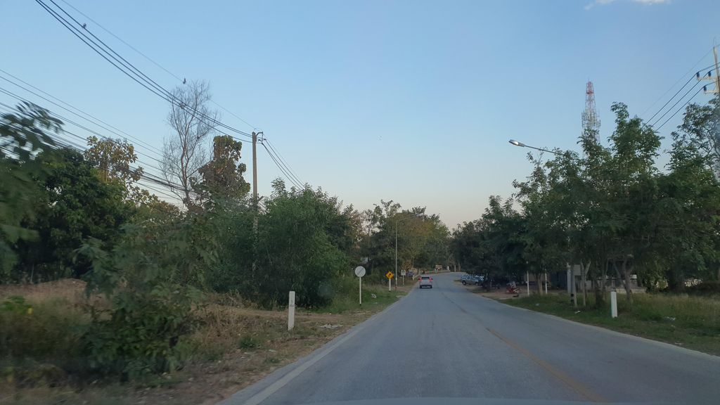 ภาพถนนตรงที่ หอมใหญ่ Homyai : 홈야이 ตั้งอยู่ ถ่ายโดย jrcarlsen พ.ศ. 2565 (2022) · A street-level view of where หอมใหญ่ Homyai : 홈야이 stands, by jrcarlsen in 2565 (2022)