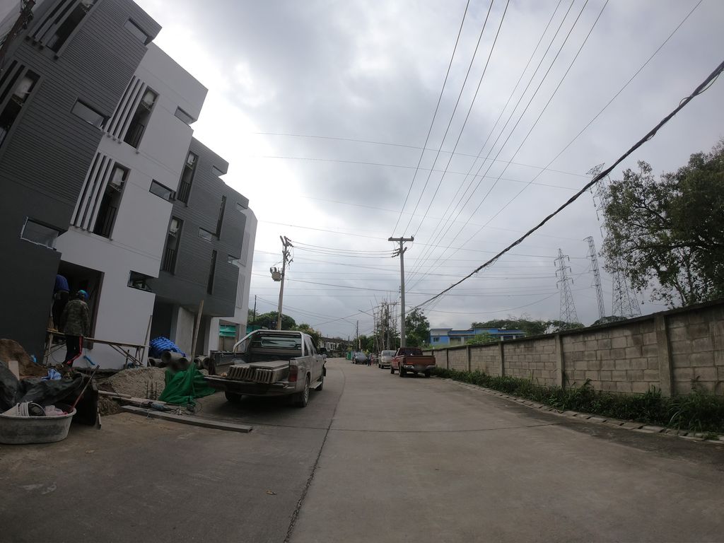 ภาพถนนตรงที่ พรนับพัน ตั้งอยู่ ถ่ายโดย chanuwath_grab พ.ศ. 2562 (2019) · A street-level view of where พรนับพัน · Phranapphan stands, by chanuwath_grab in 2562 (2019)