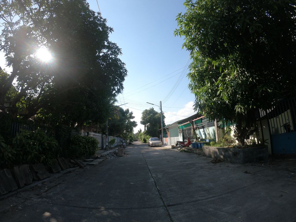 ภาพถนนตรงที่ หมู่บ้านเอื้องหลวง ตั้งอยู่ ถ่ายโดย chanuwath_grab พ.ศ. 2562 (2019) · A street-level view of where หมู่บ้านเอื้องหลวง · Ueangluang Village stands, by chanuwath_grab in 2562 (2019)