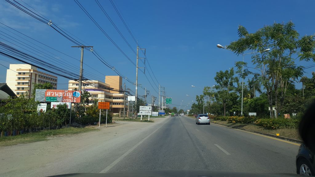 ภาพถนนตรงที่ เจริญพรรณไม้ เชียงใหม่ ตั้งอยู่ ถ่ายโดย jrcarlsen พ.ศ. 2562 (2019) · A street-level view of where เจริญพรรณไม้ เชียงใหม่ · Charoen Phraron Mai Chiang Mai stands, by jrcarlsen in 2562 (2019)