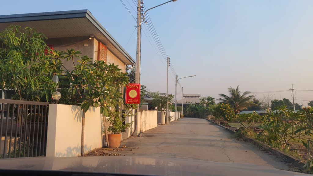 ภาพถนนตรงที่ Rompho cafe’ ร่มโพธิ์กาแฟข้างวัด ตั้งอยู่ ถ่ายโดย jrcarlsen พ.ศ. 2566 (2023) · A street-level view of where Rompho cafe’ ร่มโพธิ์กาแฟข้างวัด stands, by jrcarlsen in 2566 (2023)