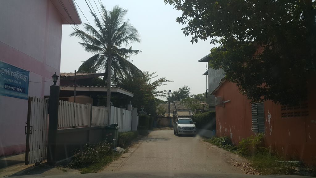 ภาพถนนตรงที่ สุจิตรา ตั้งอยู่ ถ่ายโดย jrcarlsen พ.ศ. 2562 (2019) · A street-level view of where สุจิตรา · Suchitra stands, by jrcarlsen in 2562 (2019)