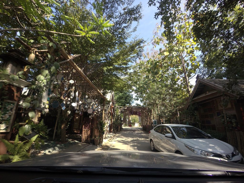 ภาพถนนตรงที่ เฮือน ณ ใจ๋ ตั้งอยู่ ถ่ายโดย mishari พ.ศ. 2563 (2020) · A street-level view of where NAJAI Studio stands, by mishari in 2563 (2020)