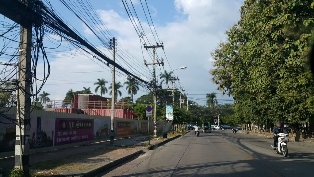 ภาพถนนตรงที่ Q Barbara ตั้งอยู่ ถ่ายโดย jrcarlsen พ.ศ. 2559 (2016) · A street-level view of where Q Barbara stands, by jrcarlsen in 2559 (2016)