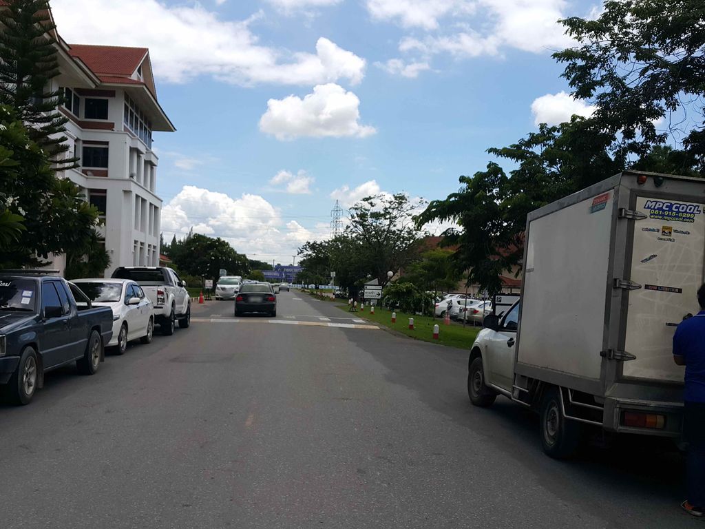ภาพถนนตรงที่ บัณฑิตวิทยาลัย ตั้งอยู่ ถ่ายโดย jrcarlsen พ.ศ. 2558 (2015) · A street-level view of where บัณฑิตวิทยาลัย · Banthit Witthayalai stands, by jrcarlsen in 2558 (2015)