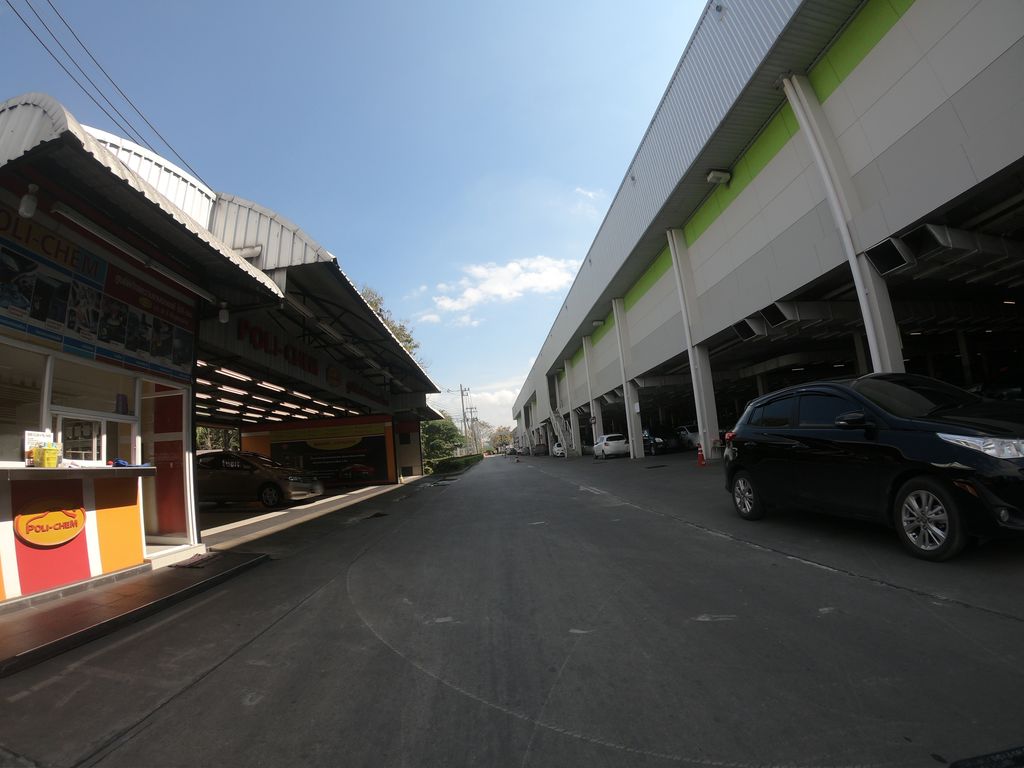 ภาพถนนตรงที่ Crystal Nail ตั้งอยู่ ถ่ายโดย chanuwath_grab พ.ศ. 2562 (2019) · A street-level view of where Crystal Nail stands, by chanuwath_grab in 2562 (2019)