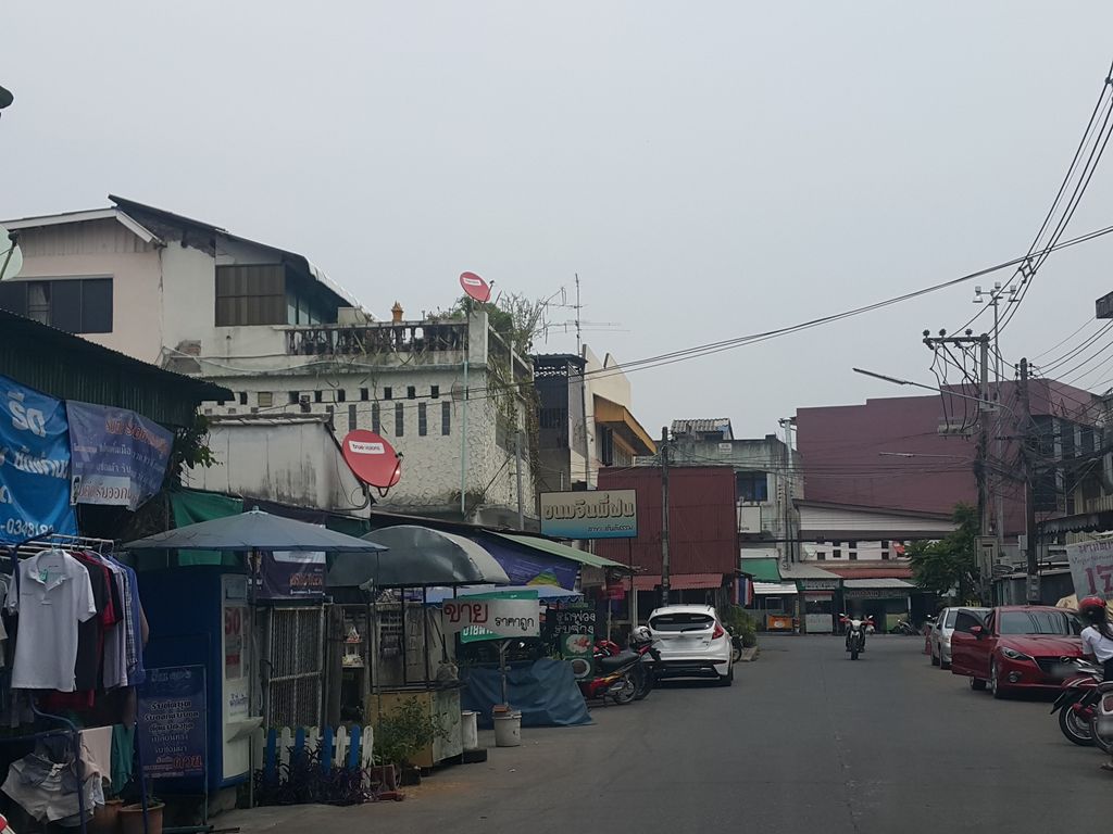 ภาพถนนตรงที่ ป้าน้อยหมูกรอบ สันติธรรม ตั้งอยู่ ถ่ายโดย jrcarlsen พ.ศ. 2559 (2016) · A street-level view of where ป้าน้อยหมูกรอบ สันติธรรม · Panya Mukrop Santitham stands, by jrcarlsen in 2559 (2016)