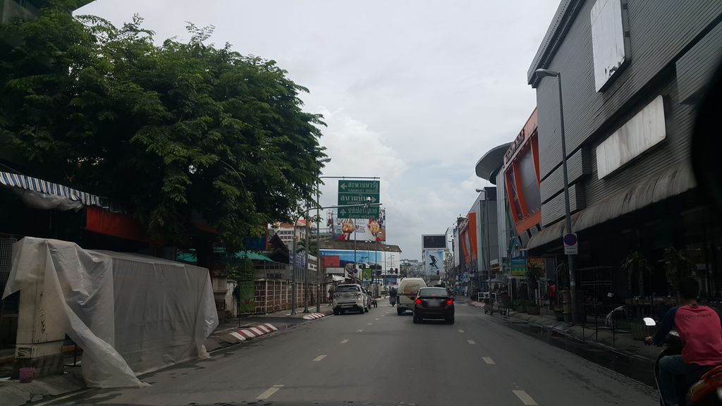 ภาพถนนตรงที่ Siam Great Travel Centre (1982 A.D.) ตั้งอยู่ ถ่ายโดย jrcarlsen พ.ศ. 2559 (2016) · A street-level view of where Siam Great Travel Centre (1982 A.D.) stands, by jrcarlsen in 2559 (2016)