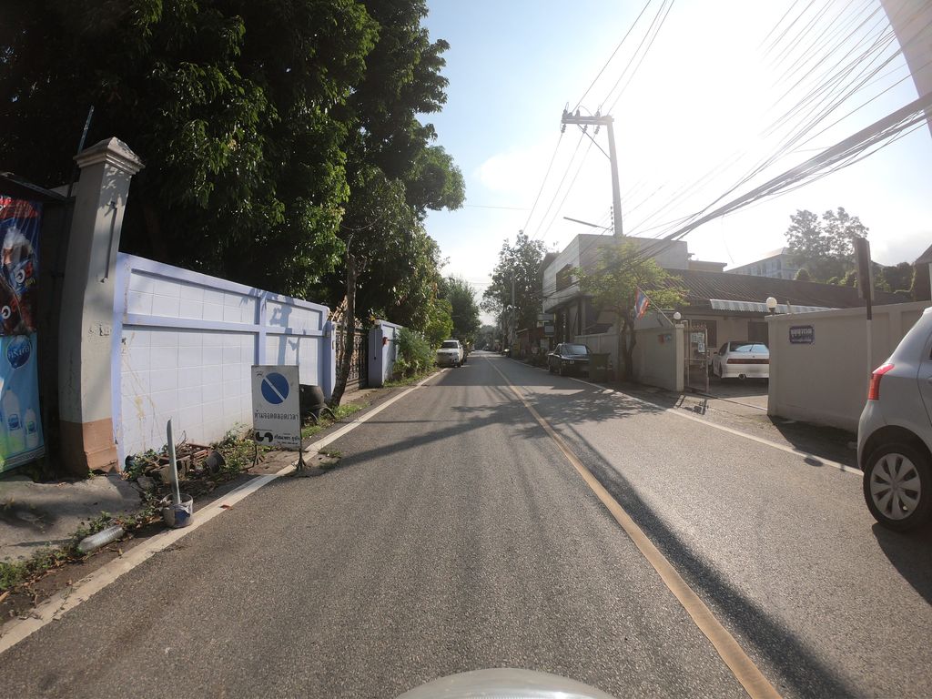 ภาพถนนตรงที่ Sleepless X FiveFiveFive ตั้งอยู่ ถ่ายโดย chanuwath_grab พ.ศ. 2562 (2019) · A street-level view of where Sleepless X FiveFiveFive stands, by chanuwath_grab in 2562 (2019)