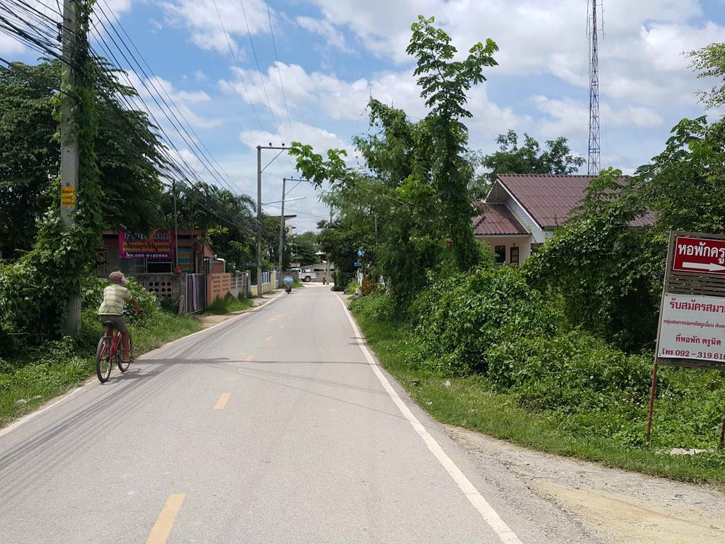 ภาพถนนตรงที่ The Greenery View ตั้งอยู่ ถ่ายโดย jrcarlsen พ.ศ. 2558 (2015) · A street-level view of where The Greenery View stands, by jrcarlsen in 2558 (2015)