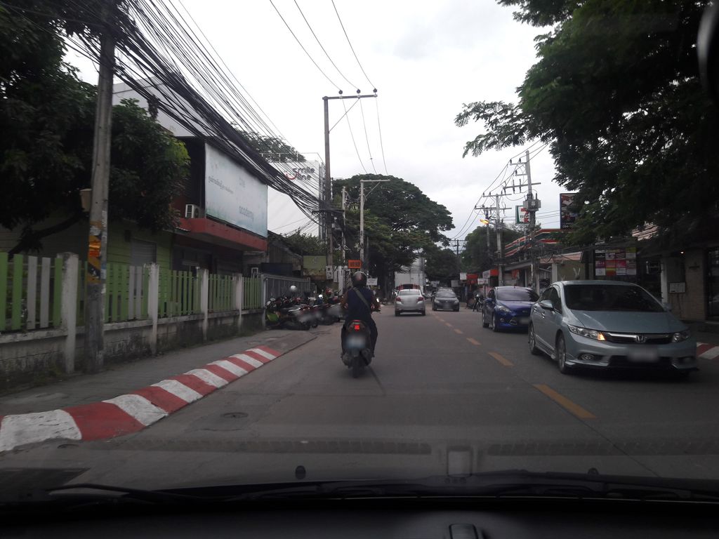 ภาพถนนตรงที่ คลีโอคลินิกเวชกรรม ตั้งอยู่ ถ่ายโดย superbate พ.ศ. 2561 (2018) · A street-level view of where คลีโอคลินิกเวชกรรม · Khlio Clinic Wetkrarom stands, by superbate in 2561 (2018)