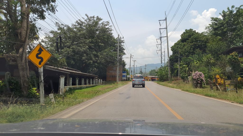 ภาพถนนตรงที่ อ้วนโภชนา ตั้งอยู่ ถ่ายโดย jrcarlsen พ.ศ. 2565 (2022) · A street-level view of where อ้วนโภชนา · Uanphotna stands, by jrcarlsen in 2565 (2022)