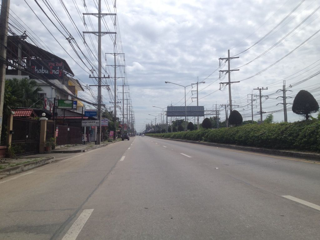 ภาพถนนตรงที่ สี่แยกสะเมิงเพ็ทช็อป ตั้งอยู่ ถ่ายโดย jimwatana พ.ศ. 2558 (2015) · A street-level view of where สี่แยกสะเมิงเพ็ทช็อป · Siyaeksamoeng Pet Shop stands, by jimwatana in 2558 (2015)