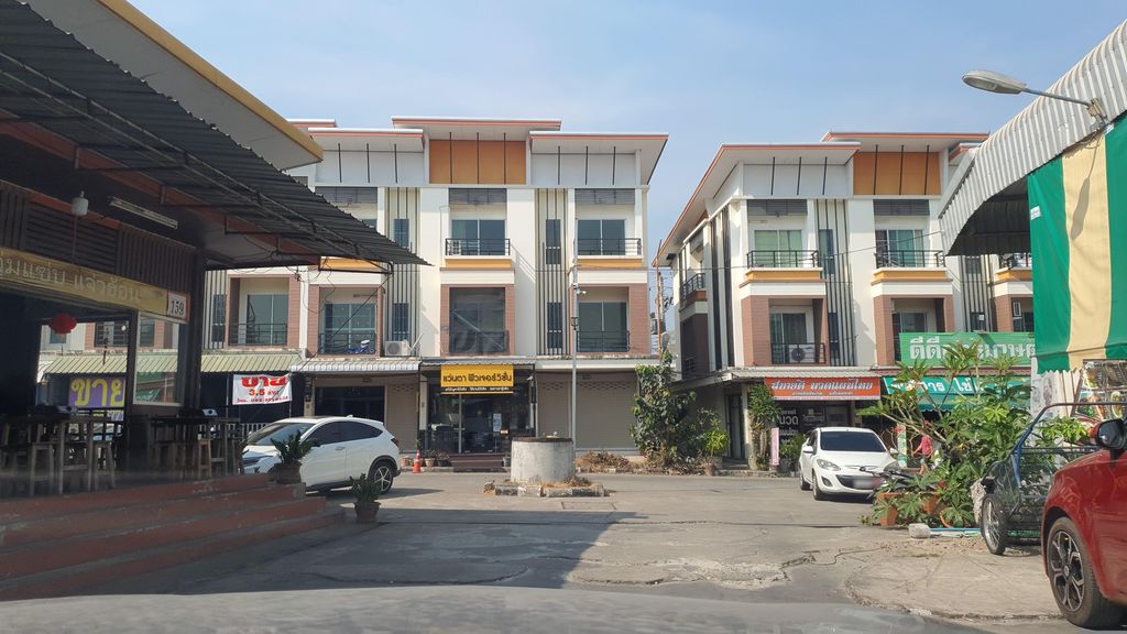 ภาพถนนตรงที่ ราชาส้มตำ ตั้งอยู่ ถ่ายโดย jrcarlsen พ.ศ. 2566 (2023) · A street-level view of where ราชาส้มตำ · Rachatmatam stands, by jrcarlsen in 2566 (2023)