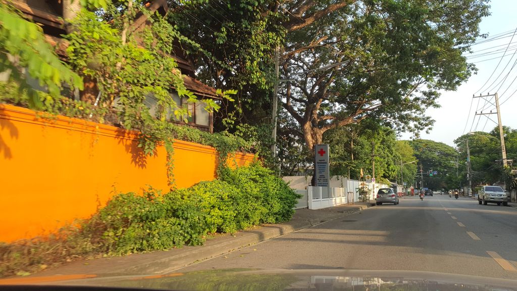 ภาพถนนตรงที่ โรงเเรมช่อลดาล้านนา ตั้งอยู่ ถ่ายโดย jrcarlsen พ.ศ. 2564 (2021) · A street-level view of where โรงเเรมช่อลดาล้านนา · Rong Rem Chonda Lanna stands, by jrcarlsen in 2564 (2021)