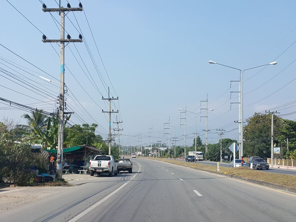 ภาพถนนตรงที่ วัดขะแมดบ้านห้วยน้ำดิบ จอมทอง ตั้งอยู่ ถ่ายโดย jrcarlsen พ.ศ. 2558 (2015) · A street-level view of where วัดขะแมดบ้านห้วยน้ำดิบ จอมทอง · Wat Khamaet Ban Huai Nam Dip Chom Thong stands, by jrcarlsen in 2558 (2015)