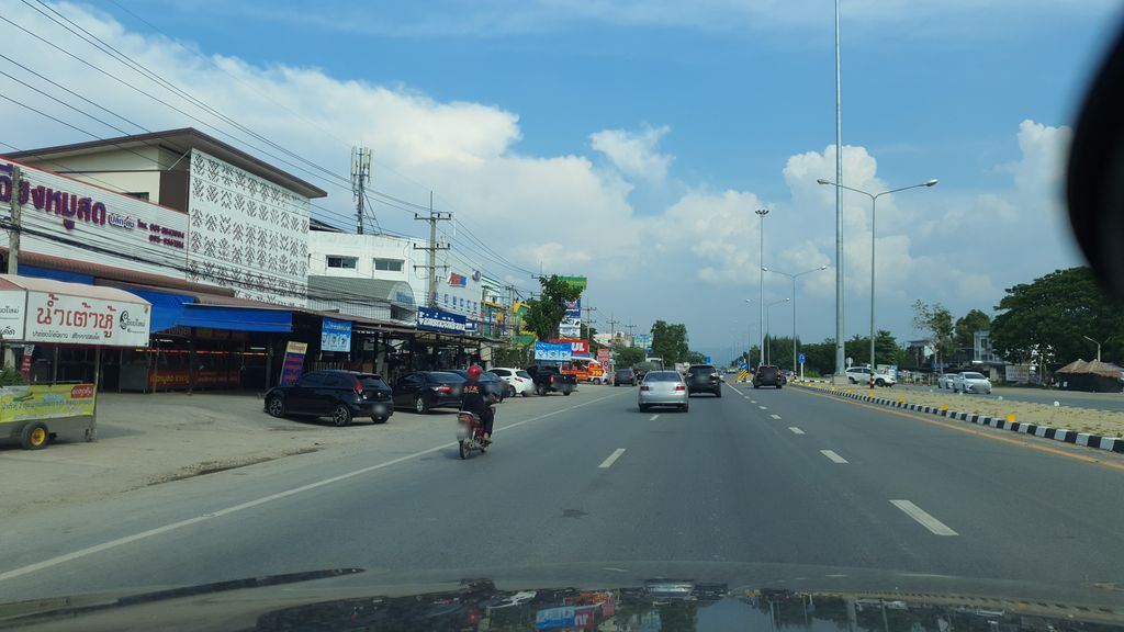 ภาพถนนตรงที่ เจ๊เฉียงหมูสด ตั้งอยู่ ถ่ายโดย jrcarlsen พ.ศ. 2564 (2021) · A street-level view of where เจ๊เฉียงหมูสด · Che Chiang Mutda stands, by jrcarlsen in 2564 (2021)
