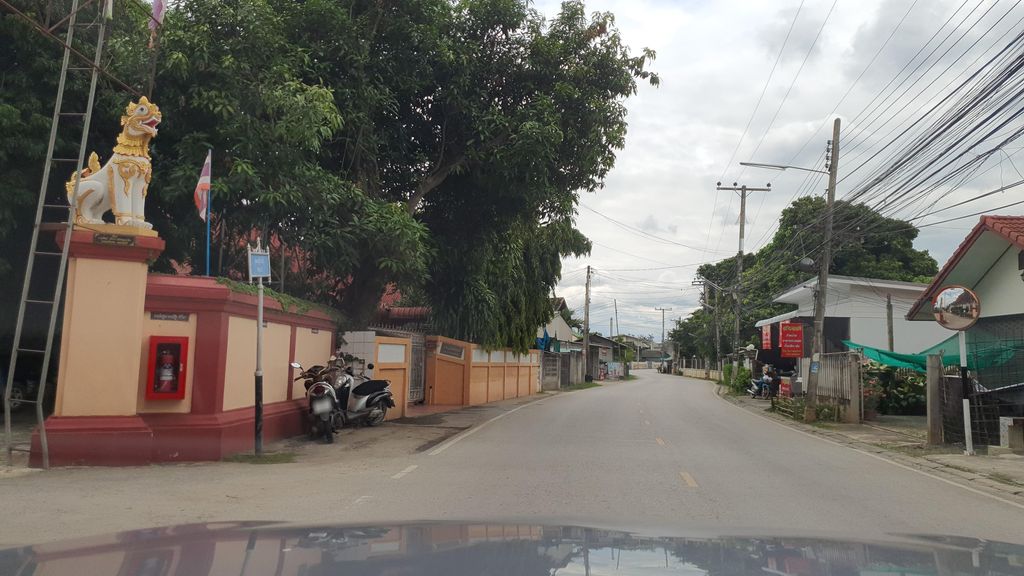 ภาพถนนตรงที่ ร้านเสริมสวยลองดู ตั้งอยู่ ถ่ายโดย jrcarlsen พ.ศ. 2564 (2021) · A street-level view of where ร้านเสริมสวยลองดู · Long Du Beauty salon stands, by jrcarlsen in 2564 (2021)