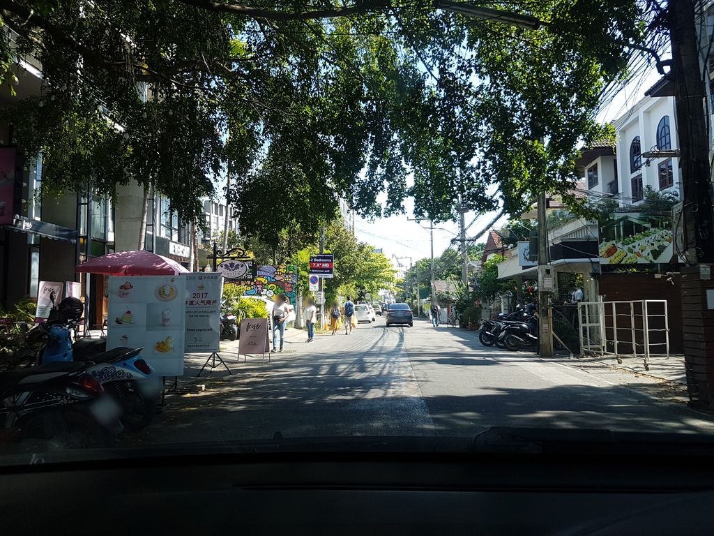ภาพถนนตรงที่ Om Ganesha Yoga ตั้งอยู่ ถ่ายโดย ekkarin พ.ศ. 2561 (2018) · A street-level view of where Om Ganesha Yoga stands, by ekkarin in 2561 (2018)