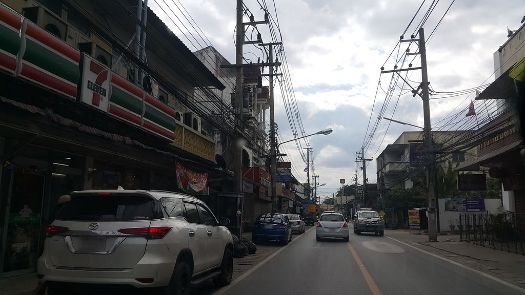 ภาพถนนตรงที่ ร้านศักดิ์ทองนาฬิกา สันป่าตอง ตั้งอยู่ ถ่ายโดย jrcarlsen พ.ศ. 2561 (2018) · A street-level view of where ร้านศักดิ์ทองนาฬิกา สันป่าตอง · Ran Sak Thong Nalika San Pa Tong stands, by jrcarlsen in 2561 (2018)