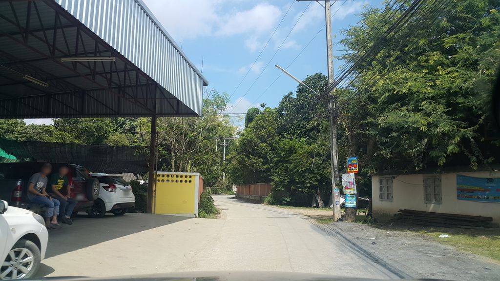 ภาพถนนตรงที่ Aon Auto ตั้งอยู่ ถ่ายโดย jrcarlsen พ.ศ. 2559 (2016) · A street-level view of where Aon Auto stands, by jrcarlsen in 2559 (2016)