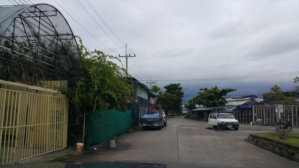 ภาพถนนตรงที่ Phrao Orchids Nursery ตั้งอยู่ ถ่ายโดย jrcarlsen พ.ศ. 2559 (2016) · A street-level view of where Phrao Orchids Nursery stands, by jrcarlsen in 2559 (2016)
