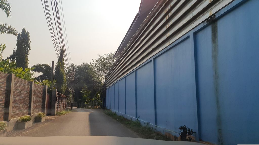 ภาพถนนตรงที่ ระเบียงก๊ง ตั้งอยู่ ถ่ายโดย jrcarlsen พ.ศ. 2566 (2023) · A street-level view of where ระเบียงก๊ง · Rabiangkong stands, by jrcarlsen in 2566 (2023)