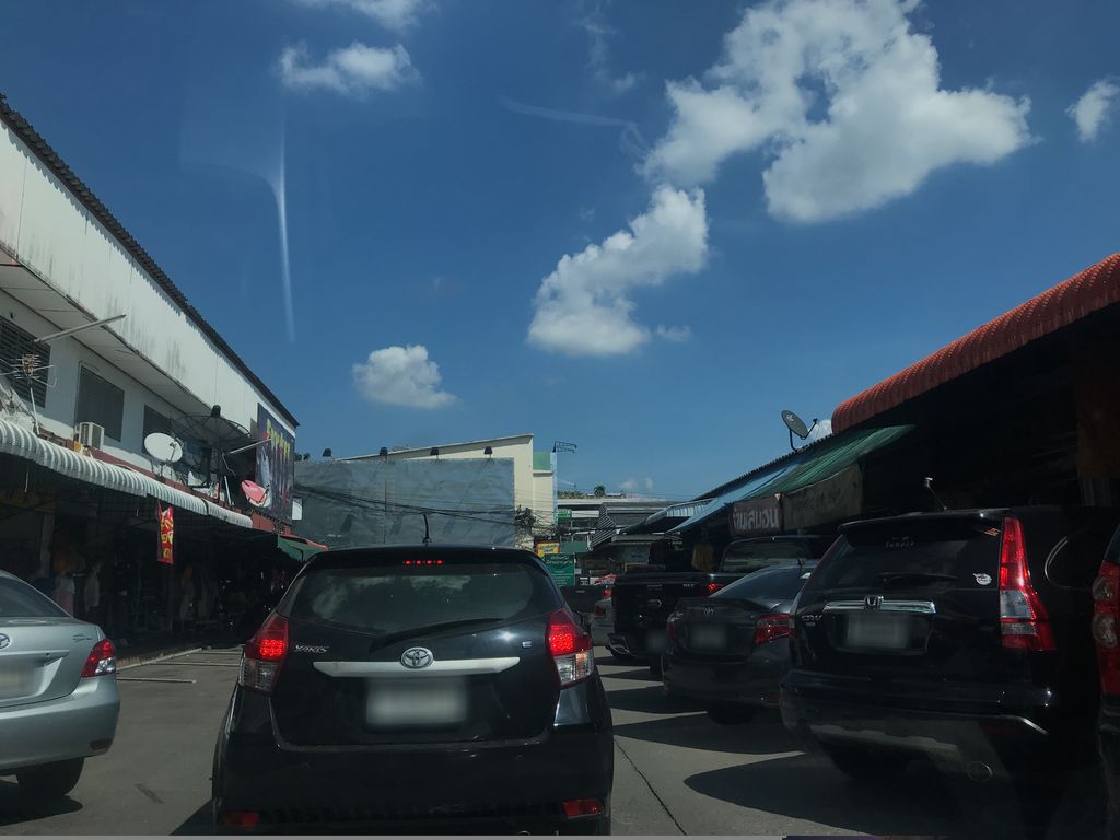 ภาพถนนตรงที่ LISA Clinic Chiangmai ศูนย์ความงามครบวงจร ตั้งอยู่ ถ่ายโดย prasert พ.ศ. 2561 (2018) · A street-level view of where LISA Clinic Chiangmai ศูนย์ความงามครบวงจร stands, by prasert in 2561 (2018)