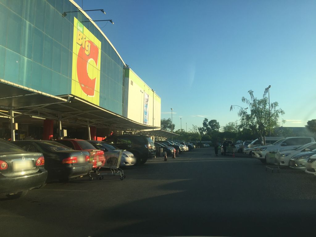 ภาพถนนตรงที่ Big C (บิ๊กซี) ตั้งอยู่ ถ่ายโดย kyoko พ.ศ. 2561 (2018) · A street-level view of where Big C (บิ๊กซี) stands, by kyoko in 2561 (2018)