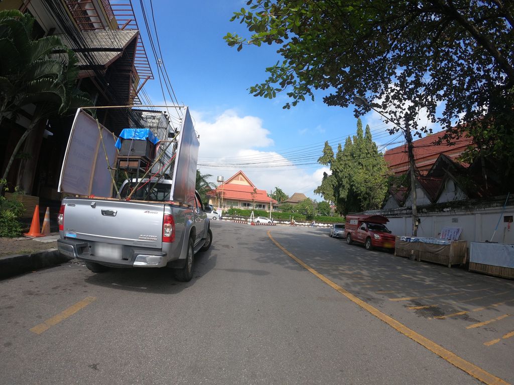 ภาพถนนตรงที่ December Barber No.1 ตั้งอยู่ ถ่ายโดย chanuwath_grab พ.ศ. 2562 (2019) · A street-level view of where December Barber No.1 stands, by chanuwath_grab in 2562 (2019)