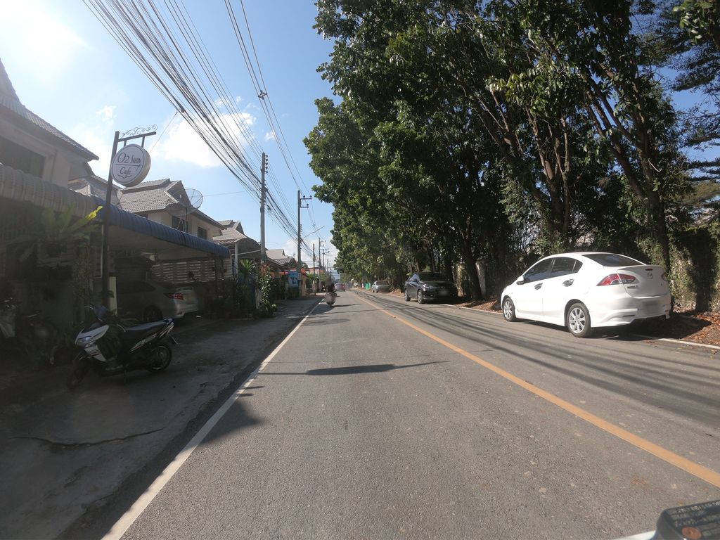ภาพถนนตรงที่ O2 Salon Cafe ตั้งอยู่ ถ่ายโดย chanuwath_grab พ.ศ. 2562 (2019) · A street-level view of where O2 Salon Cafe stands, by chanuwath_grab in 2562 (2019)