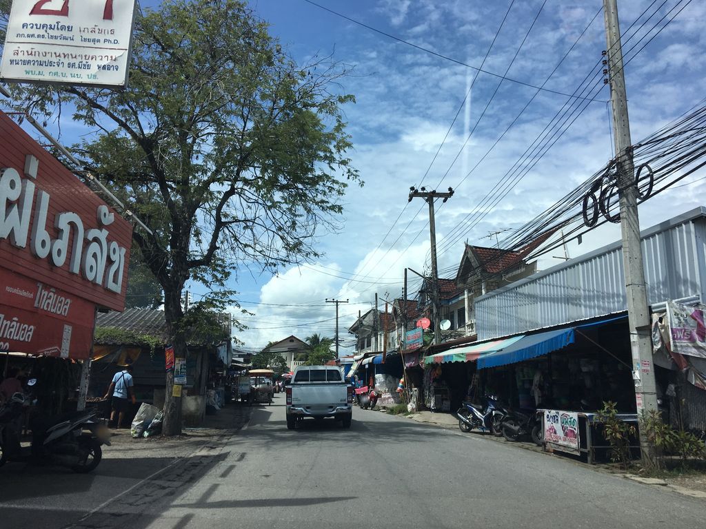 ภาพถนนตรงที่ Sp Box กล่องไปรษณีย์ สันกำแพง ตั้งอยู่ ถ่ายโดย wapriz พ.ศ. 2561 (2018) · A street-level view of where Sp Box กล่องไปรษณีย์ สันกำแพง stands, by wapriz in 2561 (2018)