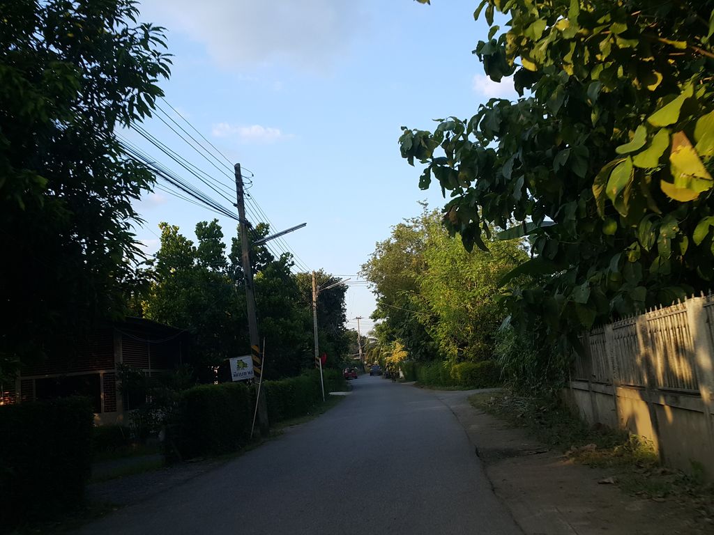 ภาพถนนตรงที่ ปริณดา ทาวน์ ตั้งอยู่ ถ่ายโดย jrcarlsen พ.ศ. 2558 (2015) · A street-level view of where ปริณดา ทาวน์ · Prinda Town stands, by jrcarlsen in 2558 (2015)