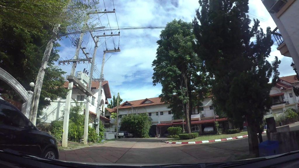 ภาพถนนตรงที่ Palm Springs Place ตั้งอยู่ ถ่ายโดย kaart_3 พ.ศ. 2562 (2019) · A street-level view of where Palm Springs Place stands, by kaart_3 in 2562 (2019)