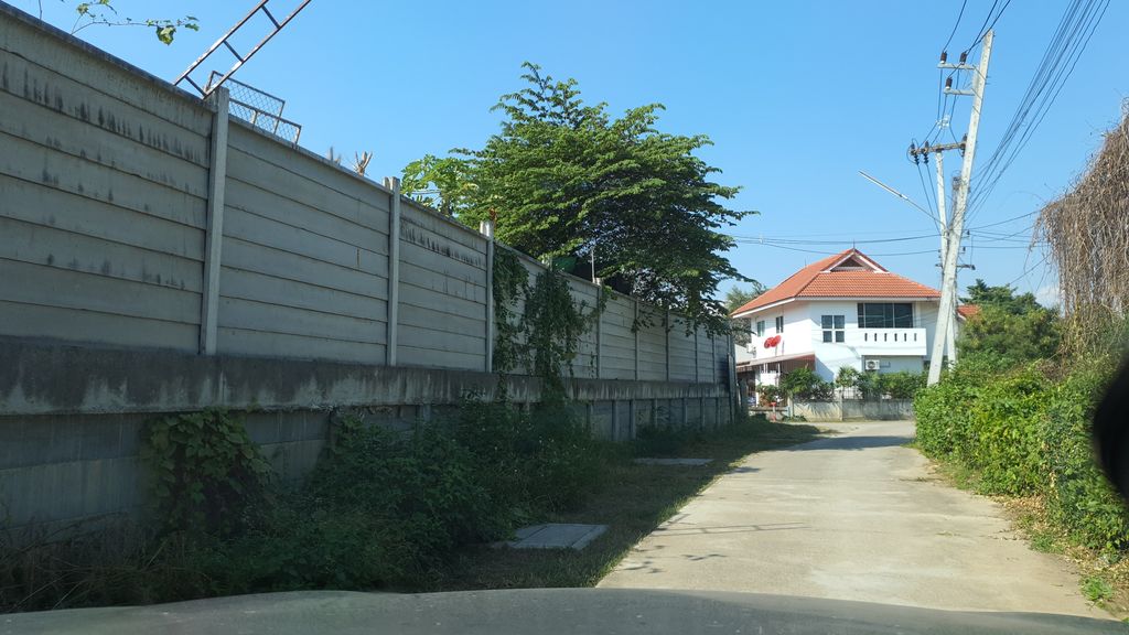 ภาพถนนตรงที่ ก๋วยเตี๋ยวป้าต้อย ตั้งอยู่ ถ่ายโดย jrcarlsen พ.ศ. 2562 (2019) · A street-level view of where ก๋วยเตี๋ยวป้าต้อย · Kuaitiao Patya stands, by jrcarlsen in 2562 (2019)