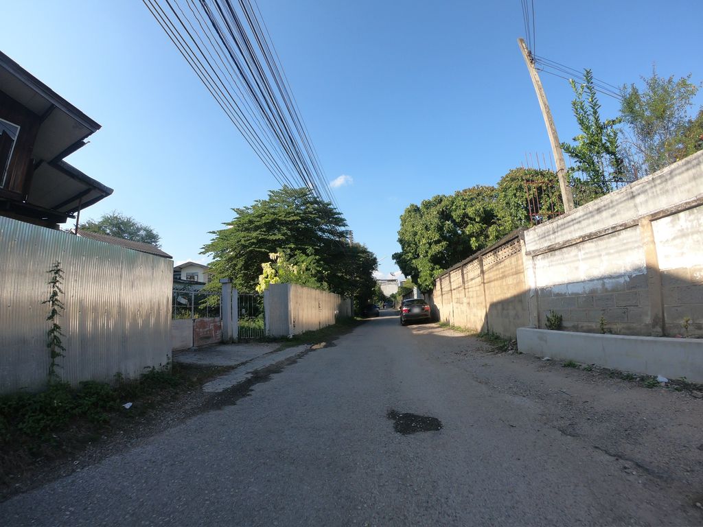 ภาพถนนตรงที่ แชง การ์เดน ตั้งอยู่ ถ่ายโดย chanuwath_grab พ.ศ. 2562 (2019) · A street-level view of where แชง การ์เดน · Chaeng Garden stands, by chanuwath_grab in 2562 (2019)