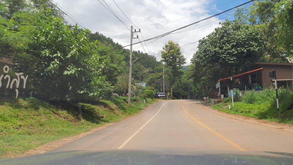 ภาพถนนตรงที่ ป้าศิลป์ดอกไม้สด ตั้งอยู่ ถ่ายโดย jrcarlsen พ.ศ. 2564 (2021) · A street-level view of where ป้าศิลป์ดอกไม้สด · Pa Sin Dokmaisot stands, by jrcarlsen in 2564 (2021)