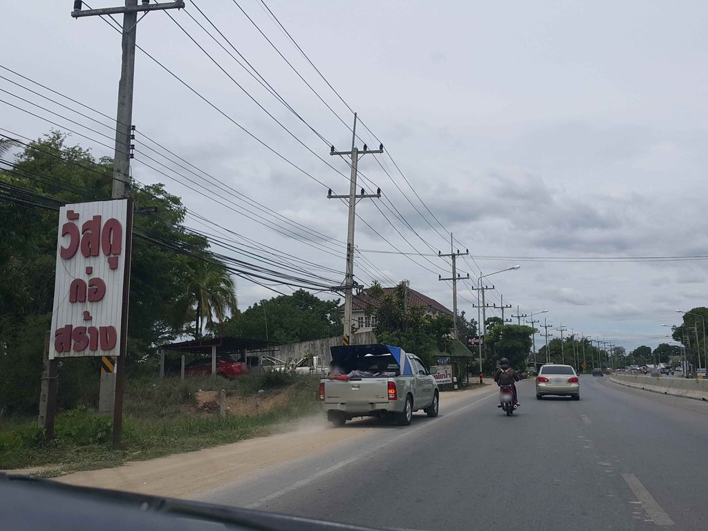 ภาพถนนตรงที่ มีเจริญรุ่งเรืองสแตนเลส ตั้งอยู่ ถ่ายโดย jrcarlsen พ.ศ. 2558 (2015) · A street-level view of where มีเจริญรุ่งเรืองสแตนเลส · Mi Charoen Rungrueang Sataenlet stands, by jrcarlsen in 2558 (2015)