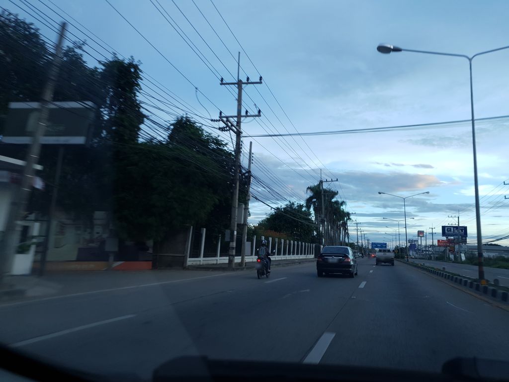 ภาพถนนตรงที่ สนง.เอไอเอ หางดง ตั้งอยู่ ถ่ายโดย silamanee พ.ศ. 2561 (2018) · A street-level view of where สนง.เอไอเอ หางดง · Sanong.A Ai A Hang Dong stands, by silamanee in 2561 (2018)