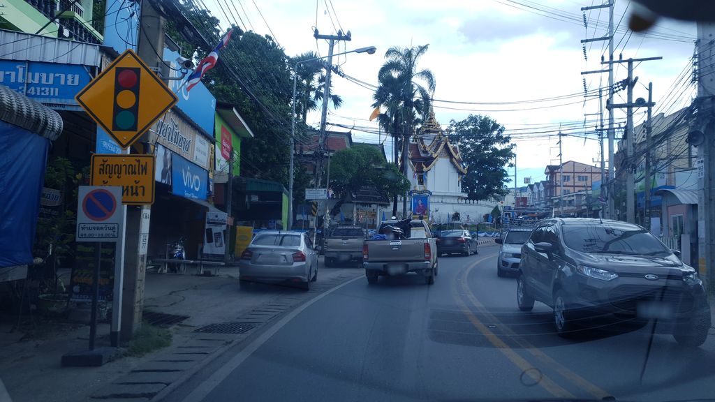 ภาพถนนตรงที่ ร้านตัดผมชาย ชายยอง Hair cut ตั้งอยู่ ถ่ายโดย silamanee พ.ศ. 2561 (2018) · A street-level view of where ร้านตัดผมชาย ชายยอง Hair cut stands, by silamanee in 2561 (2018)