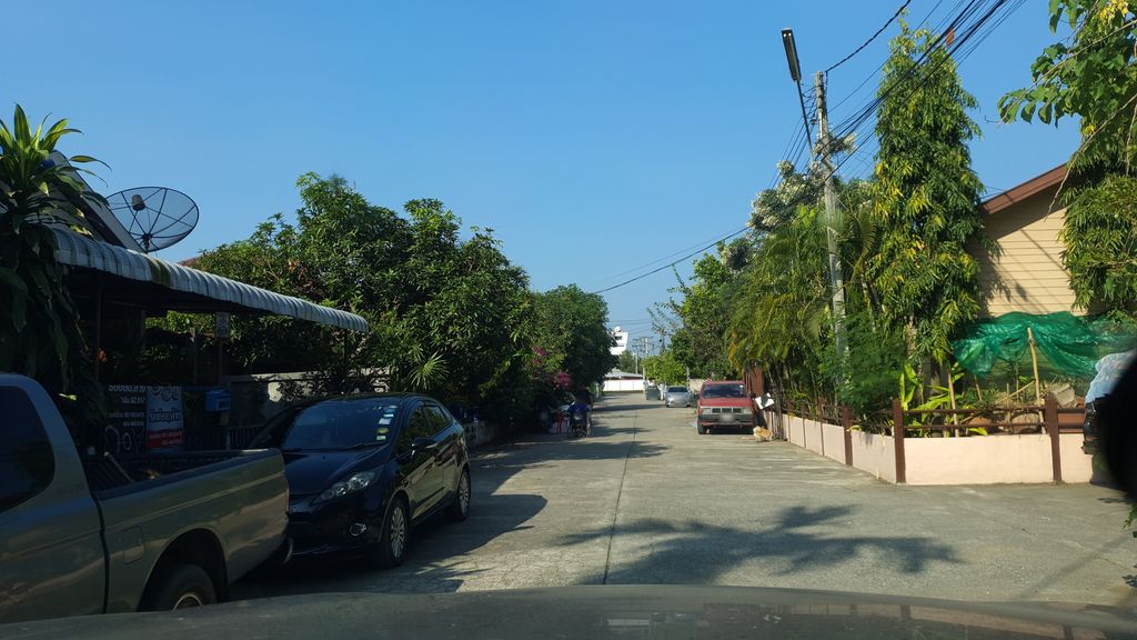 ภาพถนนตรงที่ สุภัคผ้าม่าน ตั้งอยู่ ถ่ายโดย jrcarlsen พ.ศ. 2562 (2019) · A street-level view of where สุภัคผ้าม่าน · Suphakphaman stands, by jrcarlsen in 2562 (2019)