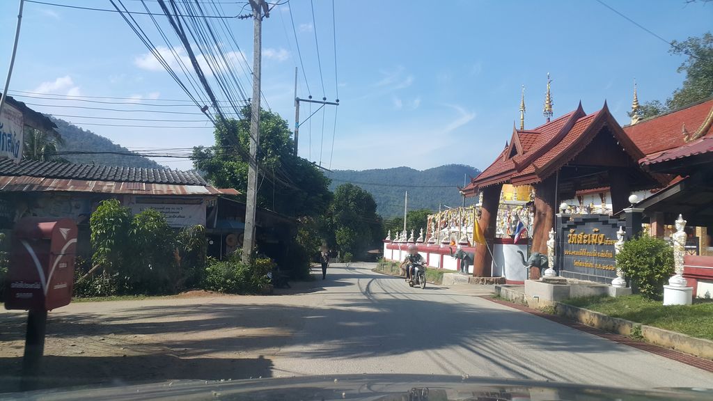 ภาพถนนตรงที่ โรงเรียนวัดสะเมิงวิทยา ตั้งอยู่ ถ่ายโดย jrcarlsen พ.ศ. 2562 (2019) · A street-level view of where โรงเรียนวัดสะเมิงวิทยา · Wat Samoeng Witthaya School stands, by jrcarlsen in 2562 (2019)