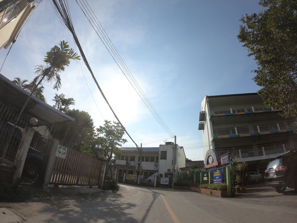ภาพถนนตรงที่ ร้านก๋วยเตี๋ยวป้าฟอง ตั้งอยู่ ถ่ายโดย chanuwath_grab พ.ศ. 2562 (2019) · A street-level view of where ร้านก๋วยเตี๋ยวป้าฟอง · Ran Kuaitiao Papong stands, by chanuwath_grab in 2562 (2019)