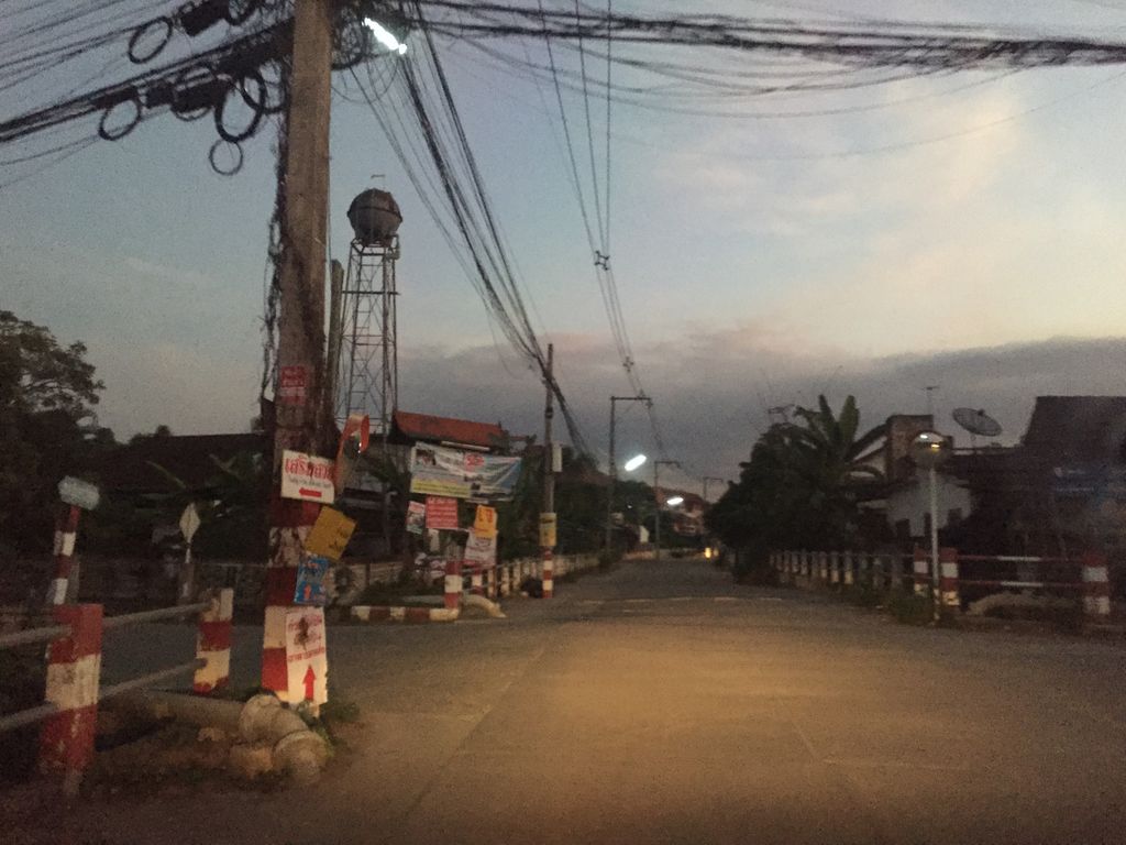 ภาพถนนตรงที่ ยำปูม้าเจ็ดยอดสาขาสารภี ตั้งอยู่ ถ่ายโดย kyoko พ.ศ. 2562 (2019) · A street-level view of where ยำปูม้าเจ็ดยอดสาขาสารภี · Yampuma Chet Yot Sakha Saraphi stands, by kyoko in 2562 (2019)