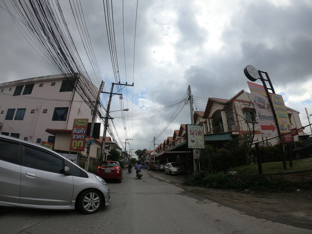 ภาพถนนตรงที่ One2Go Car Wash ตั้งอยู่ ถ่ายโดย chanuwath_grab พ.ศ. 2562 (2019) · A street-level view of where One2Go Car Wash stands, by chanuwath_grab in 2562 (2019)